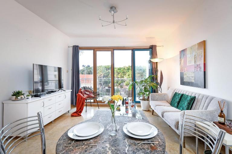 Mamad Deluxe 2BR Apt w Pool in Historical Jaffa - Ferienwohnung Tel Aviv