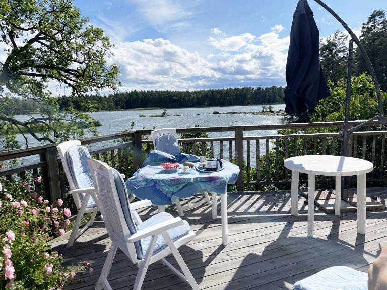 Modern Cottage with Lakeside Location and Idyllic Setting near Loftahammar - Chambres d'hôtes Loftahammar