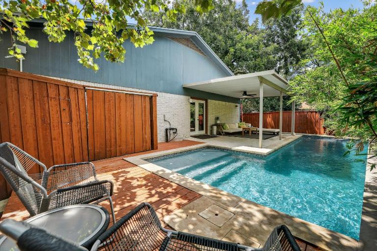 Stylish 3BR Home + Private Pool - Bed and Breakfast Austin