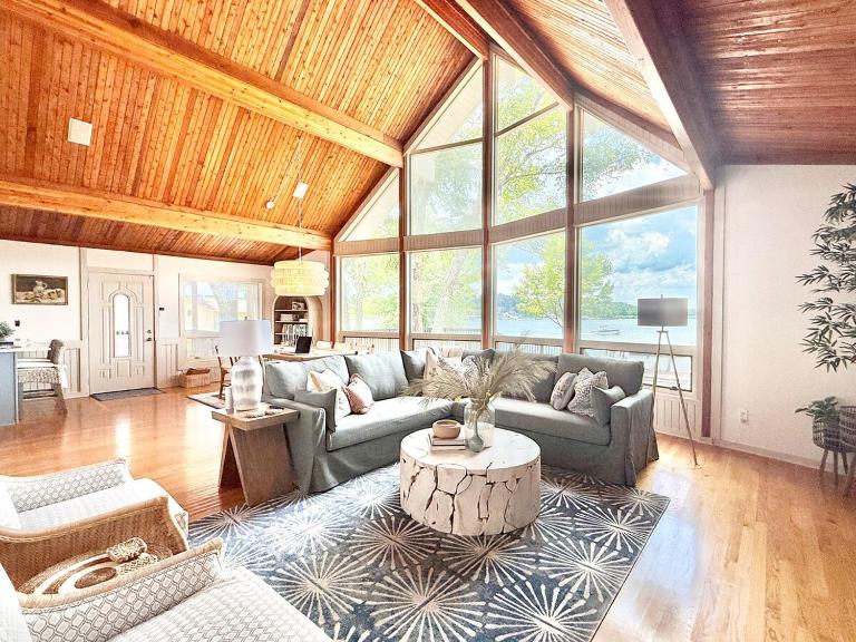 Unique LKN Waterfront Home with Dock - B&B Mooresville