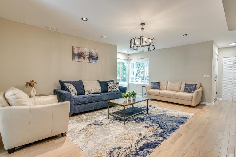 2 Mi to South Shore Beach: Urban Retreat w/ Yard - Ferienwohnung Chicago