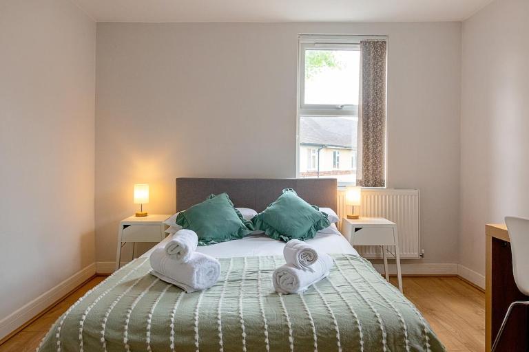 2 Bedroom Large First Floor Apartment with FREE Parking - B&B Loughborough