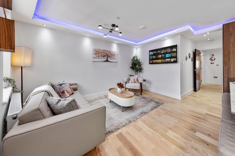 Family friendly 2BR Waterloo Apartment with Terrace walking distance to London Eye Big Ben and station - Ferienwohnung London