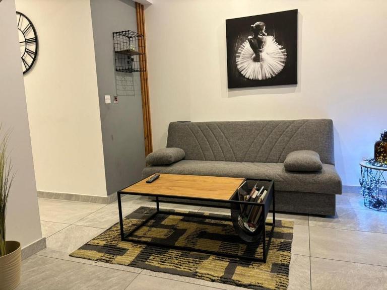 Chic 2-BR Loft w and Yard - B&B Pietà