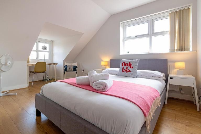 2nd Floor Town Centre Apt with FREE Parking - B&B Loughborough
