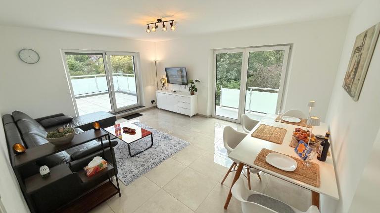 Himy Home - Moderne Wohnung mit große Dachterrasse - Chambres d'hôtes Dormagen