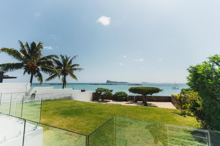 Beautiful beachfront villa with lagoon view - B&B Cap Malheureux