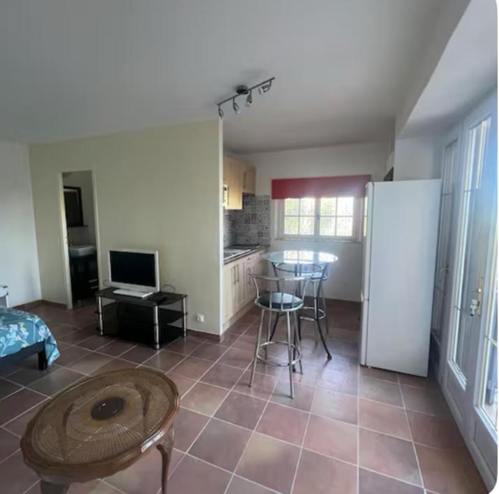 Studio sémaphore piscine gratuite juillet et août parking privé - Bed and Breakfast Sainte-Maxime
