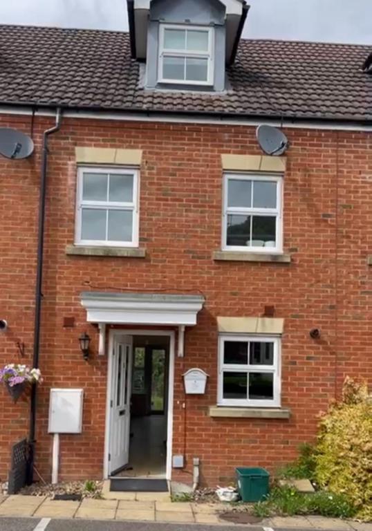 Modern 3-Bedroom Home 3 Minutes from Biggin Hill Airport - Secure Gated Community - B&B Biggin Hill