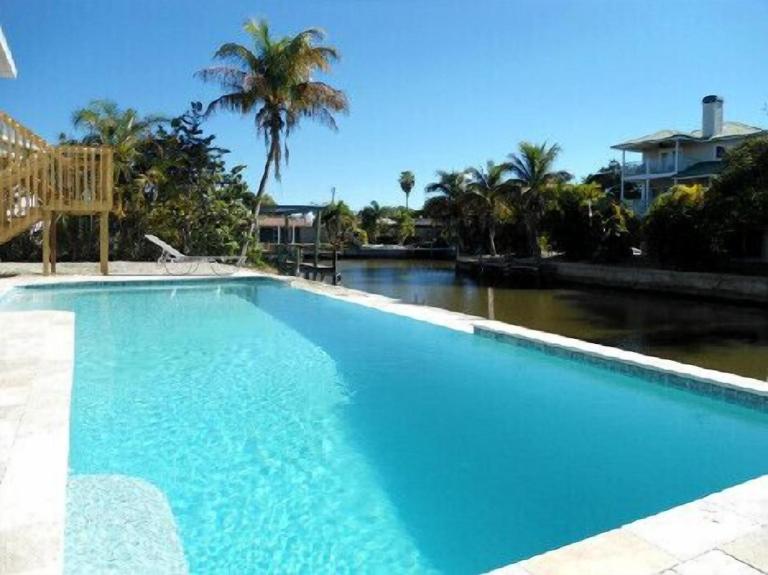 Island Villa with 33 Foot Infinity Pool, Dolphin Visits - B&B Fort Myers Beach