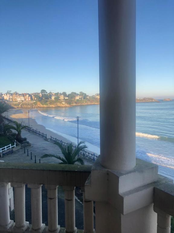 One Bedroom Flat with Large Balcony overlooking the sea in an Art Deco building - B&B Saint-Lunaire