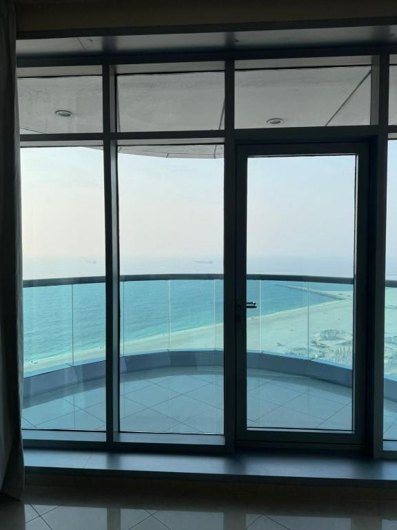 Beachfront 2BR Apartment with Stunning Sea View - B&B Ajman