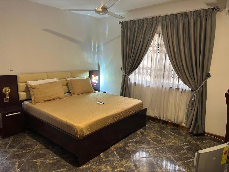 D Barfi Executive Lodge, excellent location - Bed and Breakfast Kumasi