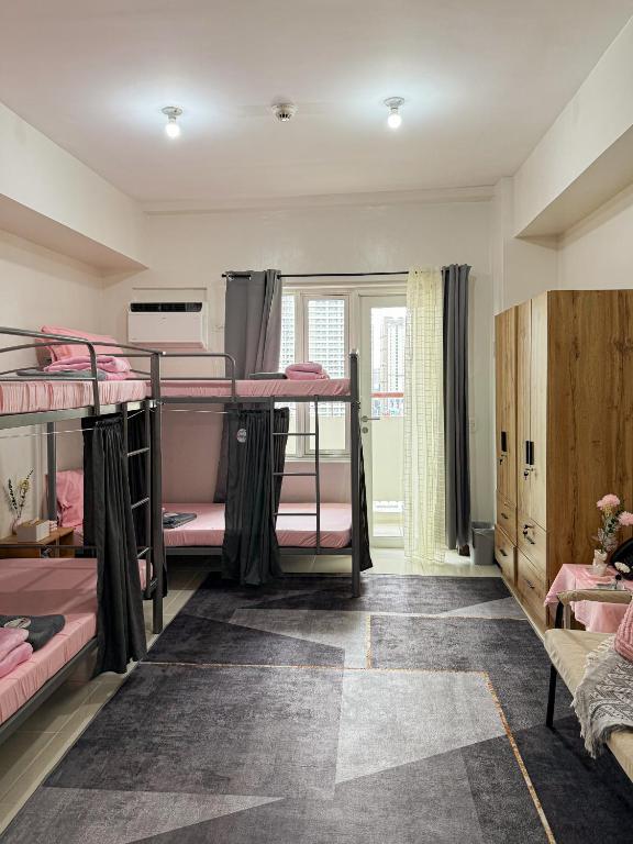Roomies Spacious Fully Furnished Condo with Balcony and Netflix for 4pax - B&B Manila