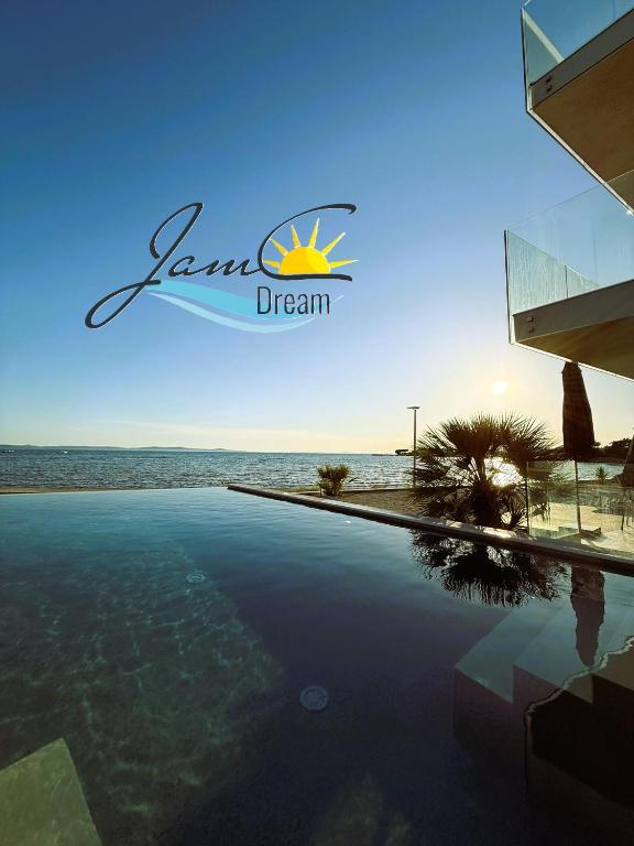 JamC Dream Familientraum direkt am Meer mit beheiztem Pool - Chambres d'hôtes Privlaka