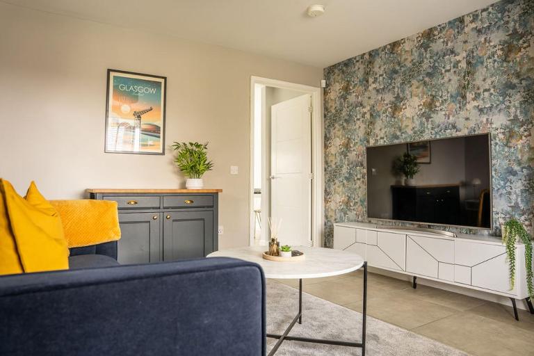 Modern 3BR Glasgow Stay with 3 Bathrooms, Garden & Free Parking - B&B Baillieston