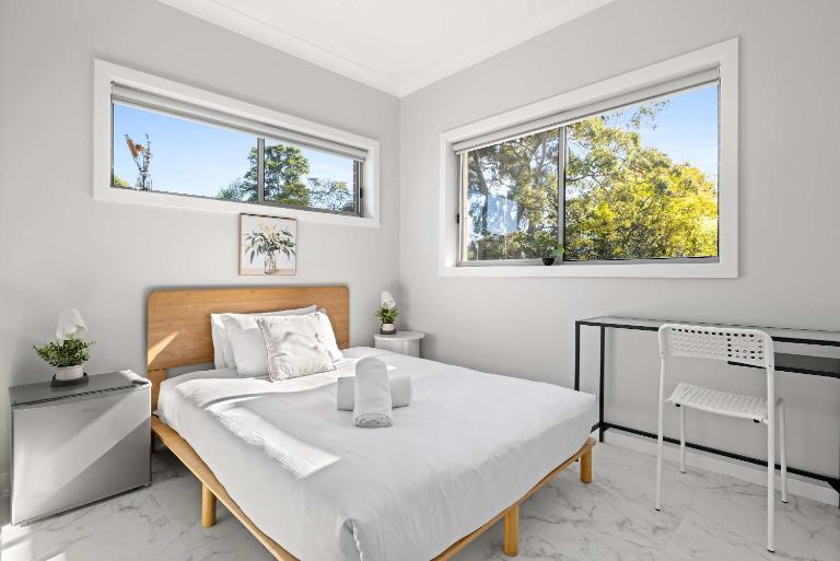 Bright Detached Double Room - Near Top Ryde City Shared Amenities - B&B Sydney