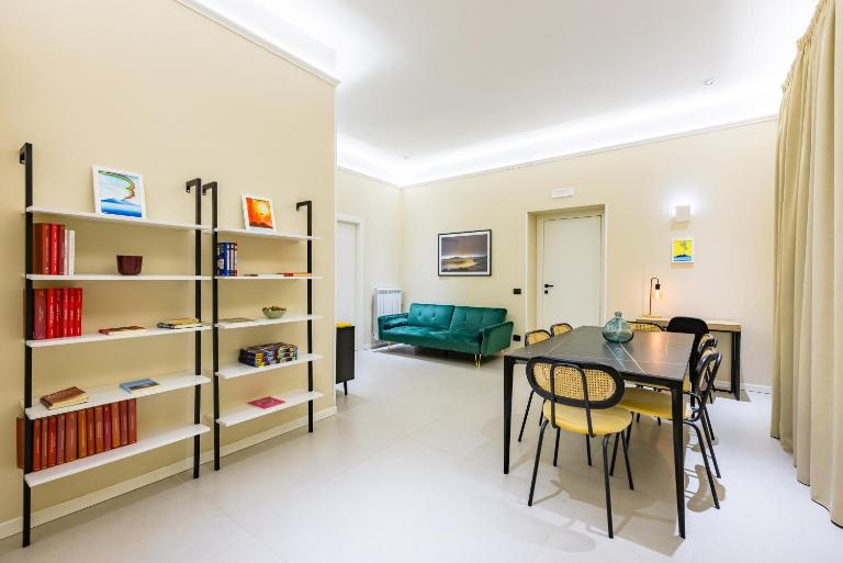 Modern Spacious Apartment in the Heart of Naples - Ferienwohnung Neapel