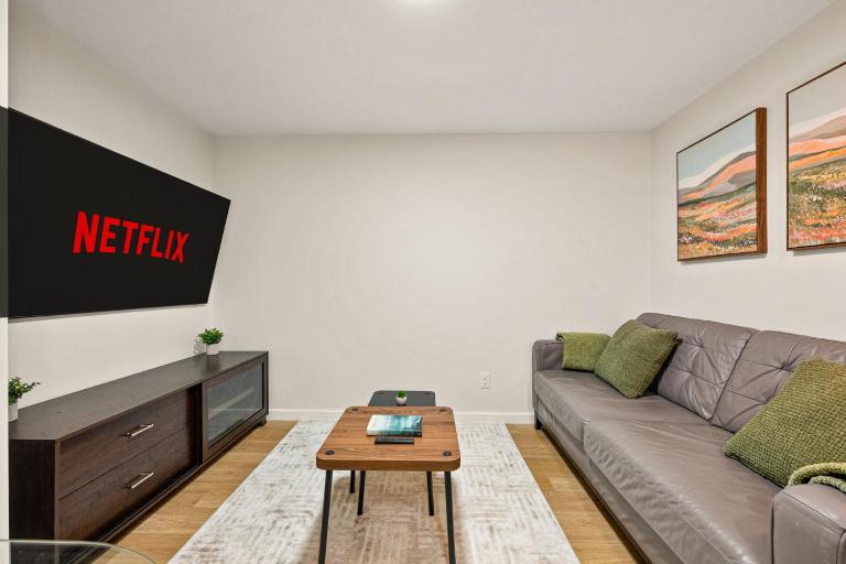 Cozy 2BR BSMT Suite with Board Games and Netflix - Bed and Breakfast Calgary
