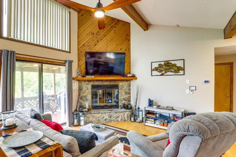Maggie Valley Mountain Escape w/ Fireplace & Deck! - B&B Maggie Valley