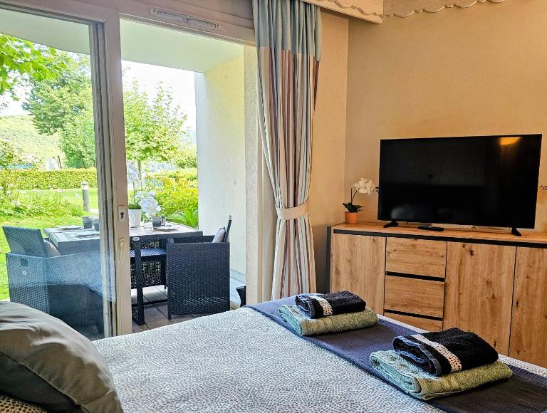 Studio Cosy avec Plage et Parking Privés au bord du Lac D'Annecy - B&B Duingt