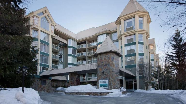 Woodrun Lodge 414 | Cozy Ski-In Ski-Out Condo w/ Shared Hot Tub, Pool, Fireplace, & Parking - B&B Whistler