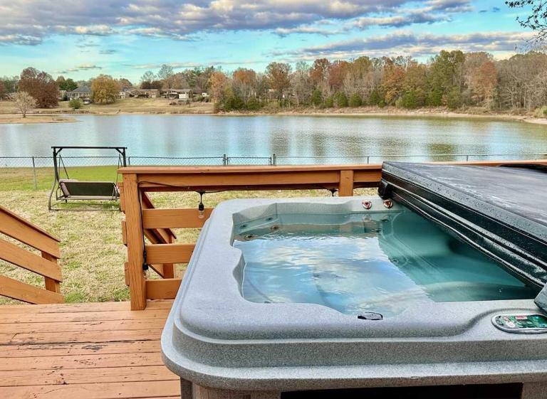3BR Lakefront in Nashville with BBQ & Hot Tub - B&B Nashville
