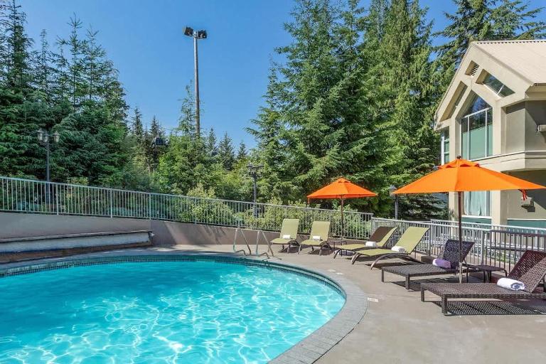 Woodrun Lodge 517 | Large Ski-In Ski-Out Condo by Upper Village w/ Mountain Views & Shared Hot Tub - Bed and Breakfast Whistler