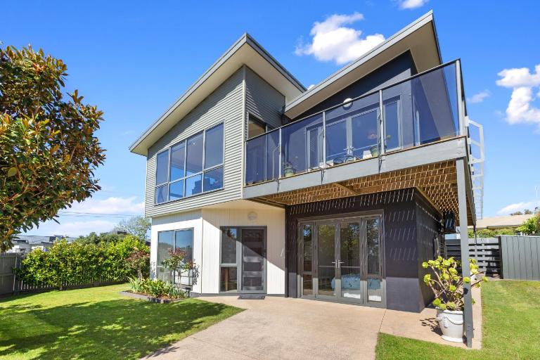 OCEAN SOUNDS - Central Family home for 11 - B&B Apollo Bay