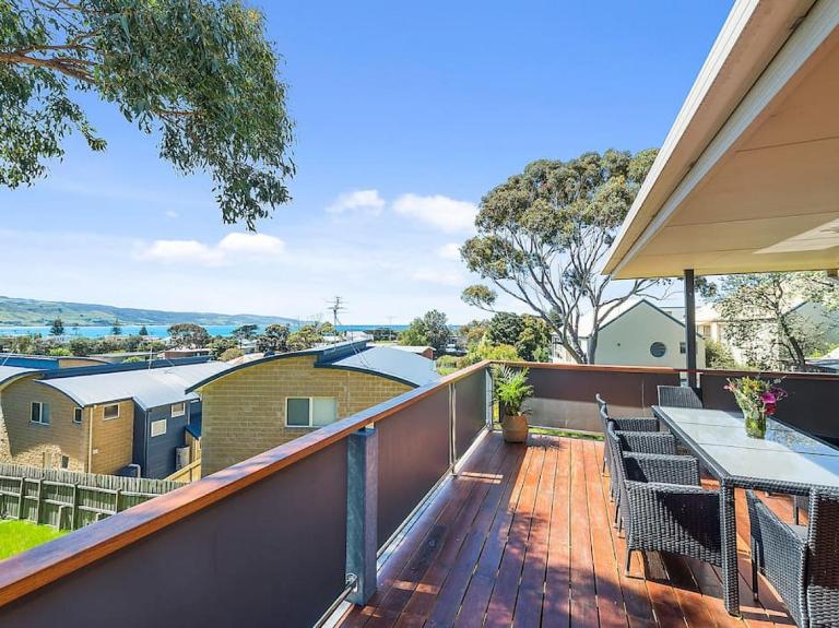 Deck 2 Sea - Ocean and hill views, sleeps 10 - Bed and Breakfast Apollo Bay