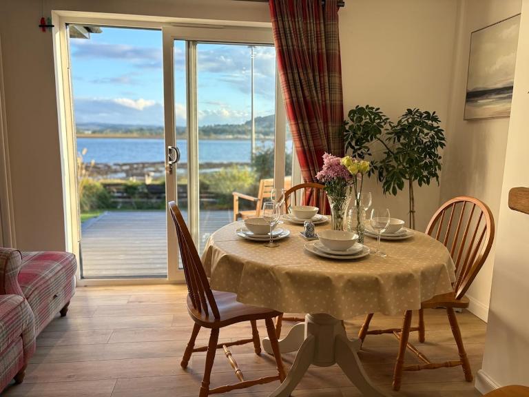 Seaside Retreat - Quiet Seafront Spot with Free Parking - B&B Inverness