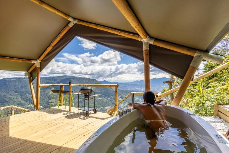 Skyline Ecoliving - Glamping & Mirador de Medellín - Chambres d'hôtes Santa Helena