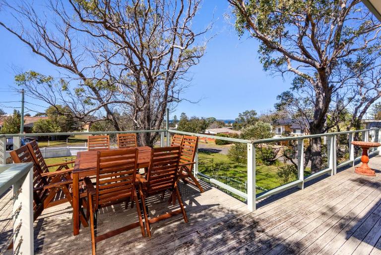 Ocean Echoes - Pet Friendly with Ocean Glimpses - B&B Culburra Beach