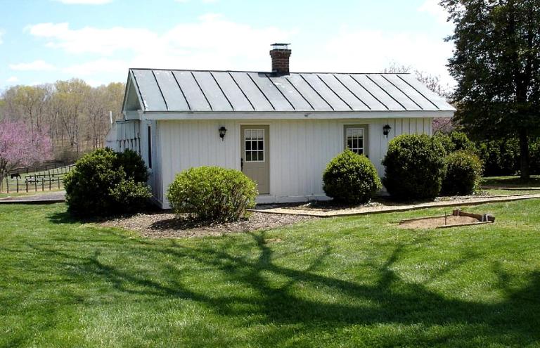 Pre-Civil War Servants' Cottage on Huge Horse and Cattle Farm near Charlottesville, Virginia - B&B Gordonsville