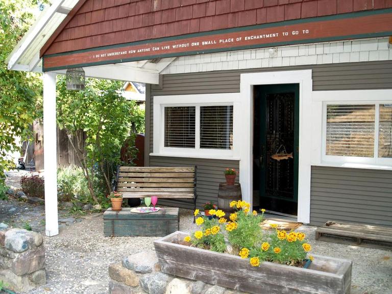 Spectacular Riverside Getaway Cabin with Claw Foot Bathtub in Castella, California - B&B Castella