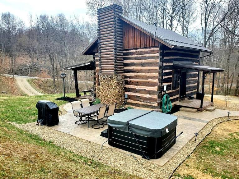 Renovated Cottage with Spa Surrounded by Beautiful Hiking Trails by Tappan Lake in Ohio - B&B Uhrichsville