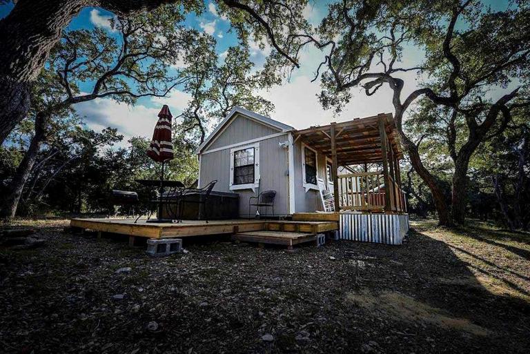 Rustic Dog-Friendly Cabin with Private Deck and Hot-Tub in Texas - Chambres d'hôtes Wimberley