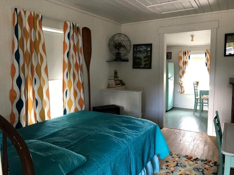 Picturesque Vintage Cabin with Lake Views in Florida - Chambres d'hôtes Bradenton