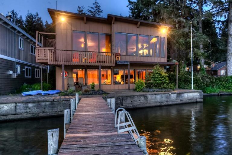 Breathtaking Beach House with Fireplace and Gorgeous Sights in Otis, Oregon - B&B Otis