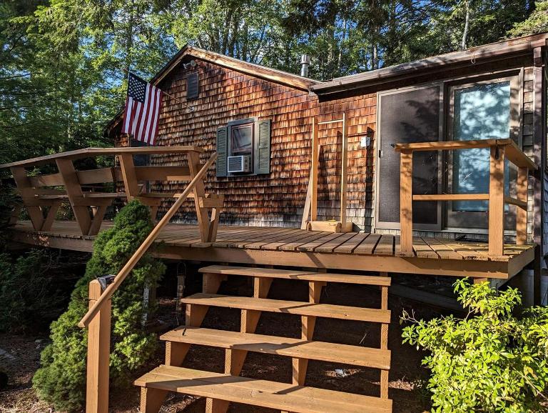 Quaint Lakeside Cabin for a Peaceful Family Getaway Surrounded by Nature by Province Lake in New Hampshire - B&B Effingham