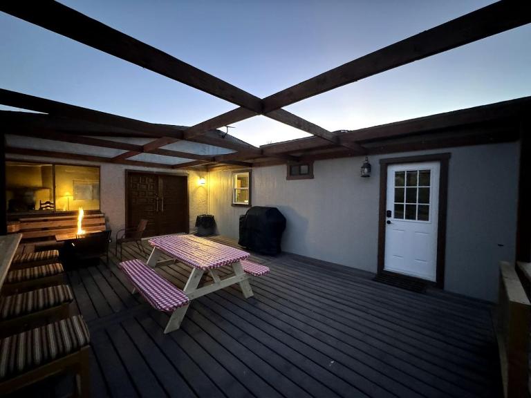 Cozy Creekside Cottage with Deck and Fire Pit in Camp Verde, Arizona - Bed and Breakfast Camp Verde