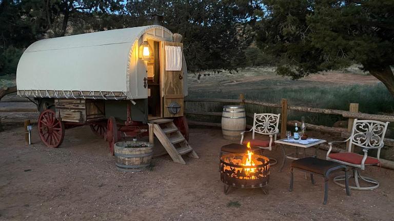 Shepherds Camp Wagon Near Capitol Reef National Park - Bed and Breakfast Grover