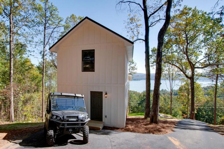 Gorgeous Cabin Great for Groups or Families with Jacuzzi, Fire Pit and Views in Alabama - B&B Scottsboro