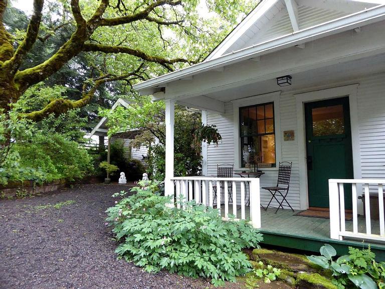 Idyllic Cottage on Organic Farm near Silver Falls State Park, Silverton, Oregon - B&B Silverton