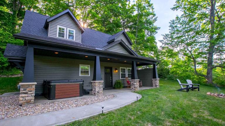 Sweet Private Cabin with Jacuzzi and Fire Pit in Ohio - B&B Sugarcreek