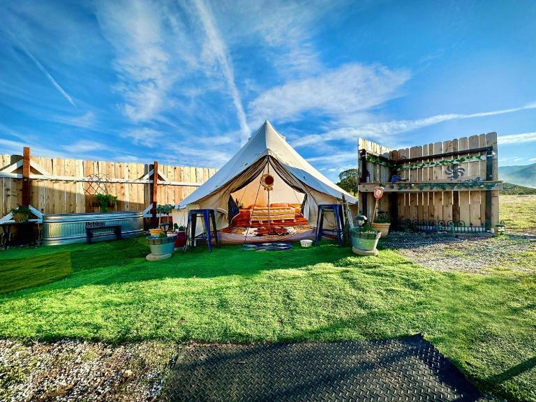 The Pink Pony Yurt, New Cuyama, CA - Chambres d'hôtes New Cuyama
