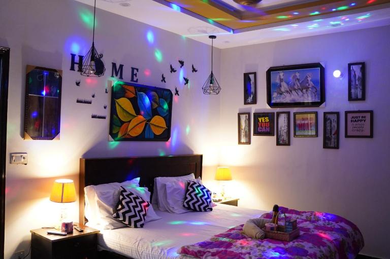 1 Private Bed For Family Couple - B&B Lahore
