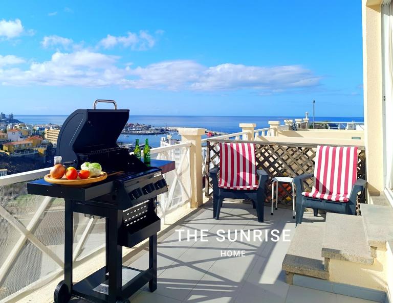 The Sunrise Home Sea views and terrace house with barbecue - B&B Mogán