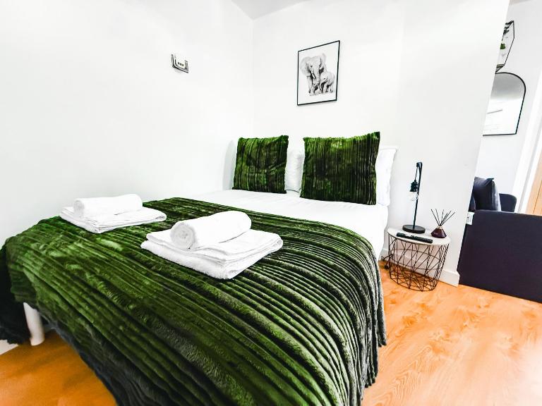 Chic Studio, Free parking, Sleeps 2 - B&B Pudsey