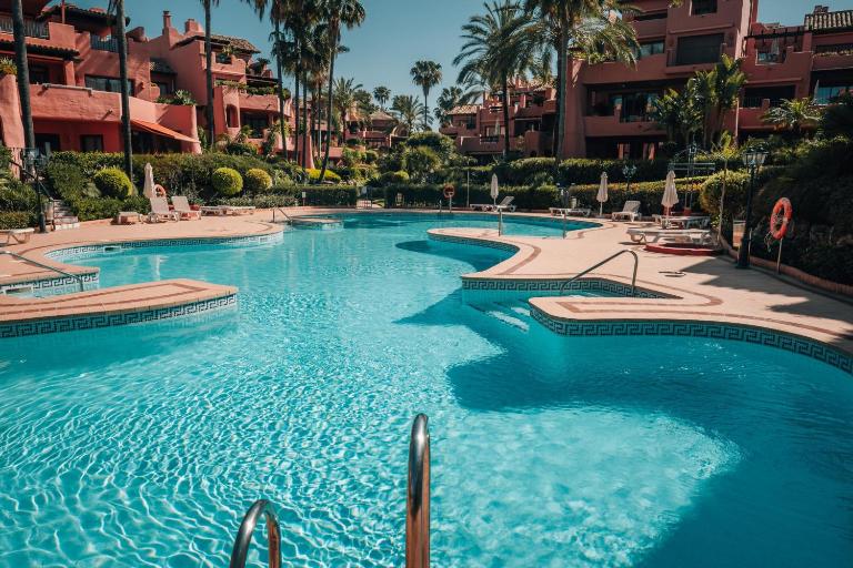Luxury Beachfront Heated Pool & SPA & GYM–EHHouse - Ferienwohnung Estepona